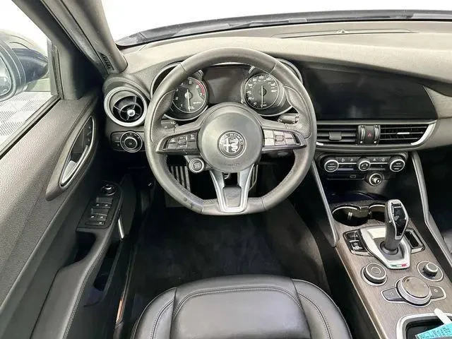 2022 Alfa Romeo Giulia - Image 10 of 20