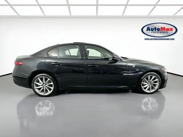 2022 Alfa Romeo Giulia - Image 9 of 20