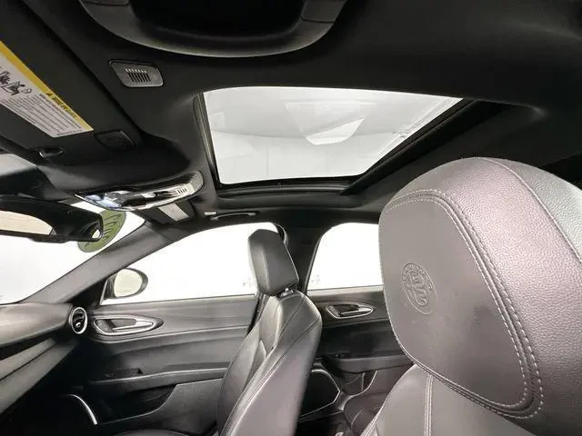 2022 Alfa Romeo Giulia - Image 19 of 20