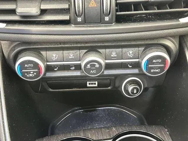 2022 Alfa Romeo Giulia - Image 14 of 20