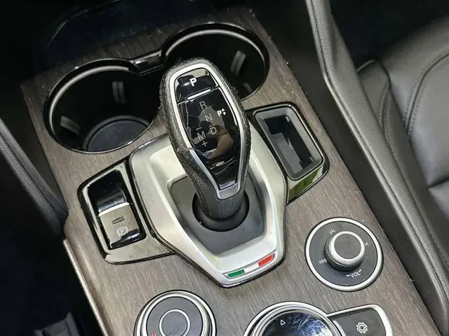 2022 Alfa Romeo Giulia - Image 15 of 20