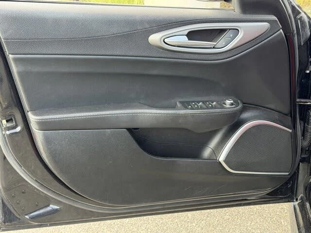 2022 Alfa Romeo Giulia - Image 16 of 19