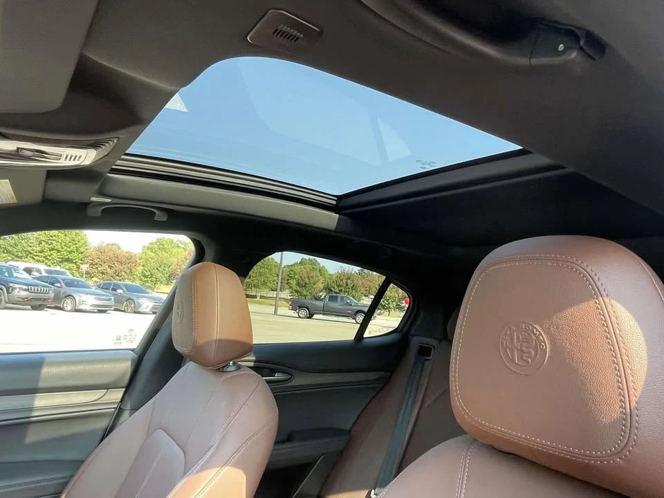 2022 Alfa Romeo Stelvio - Image 2 of 2