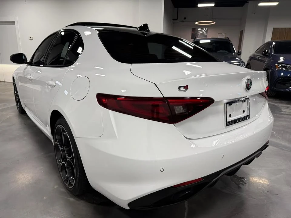 2022 Alfa Romeo Giulia - Image 2 of 20