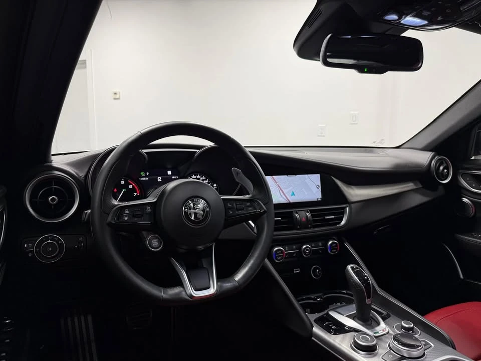 2022 Alfa Romeo Giulia - Image 15 of 20