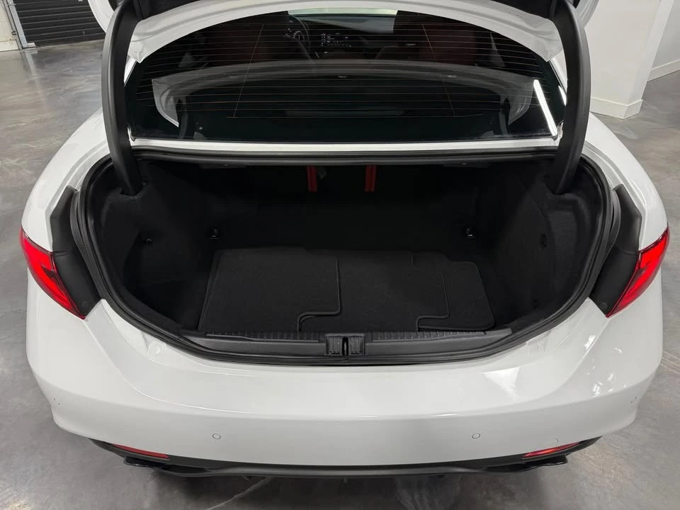 2022 Alfa Romeo Giulia - Image 9 of 20