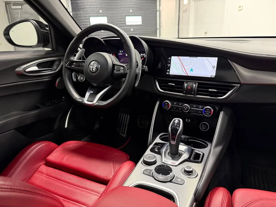 2022 Alfa Romeo Giulia - Image 12 of 20