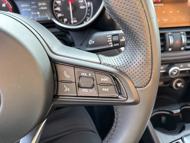 2022 Alfa Romeo Giulia - Image 12 of 16