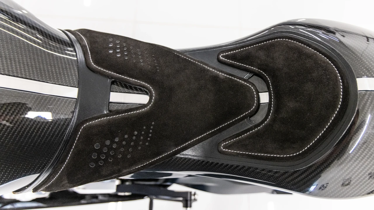 2022 Aston Martin Valkyrie - Image 14 of 28