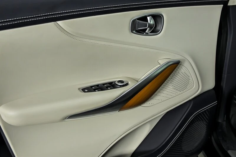 2022 Aston Martin DBX - Image 17 of 31