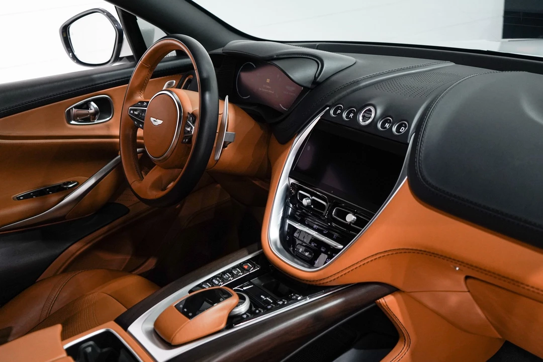 2022 Aston Martin DBX - Image 17 of 31