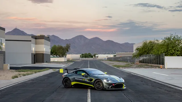 2022 Aston Martin V8 Vantage (2019+) - Image 3 of 31