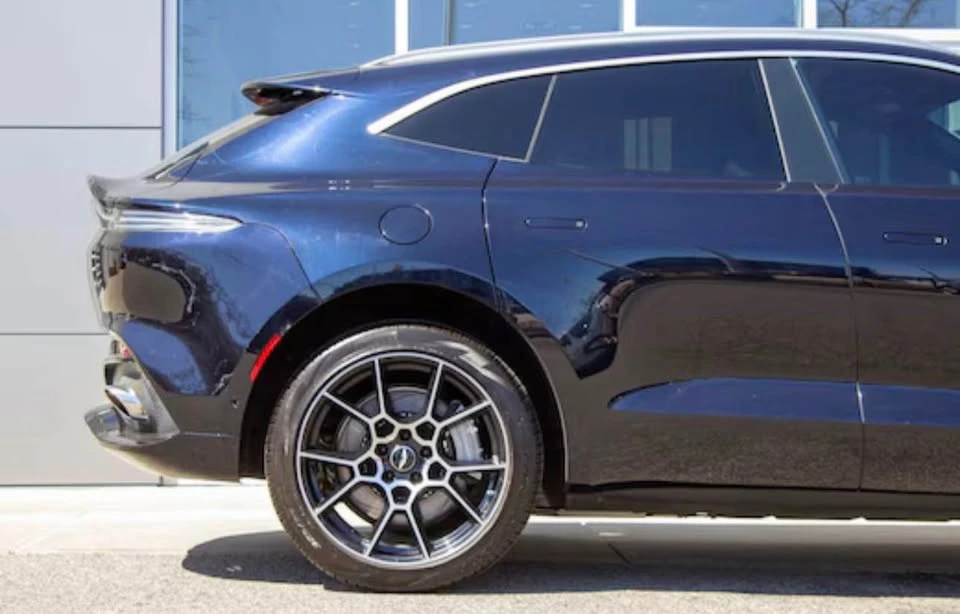 2022 Aston Martin DBX - Image 7 of 15