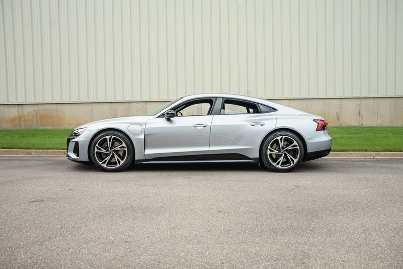 2022 Audi e-tron GT - Image 4 of 20