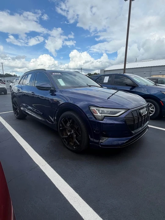 2022 Audi e-tron - Image 2 of 11