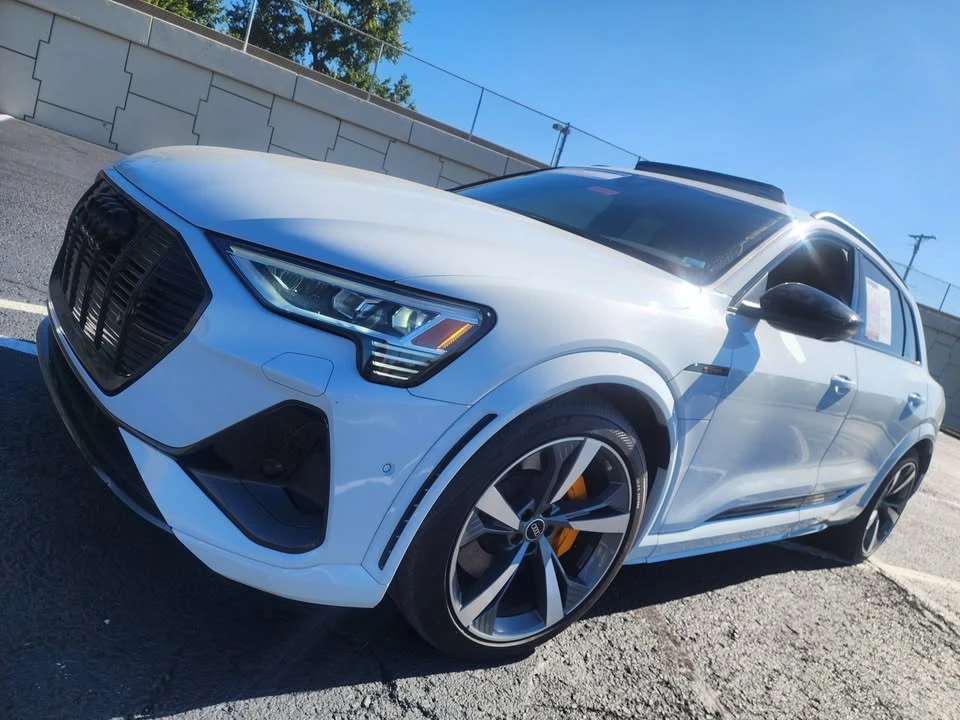 2022 Audi e-tron - Image 2 of 15