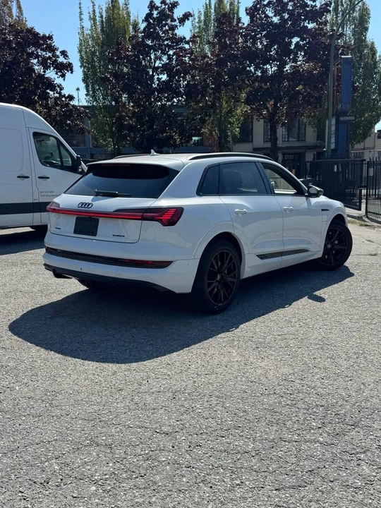 2022 Audi e-tron - Image 2 of 4