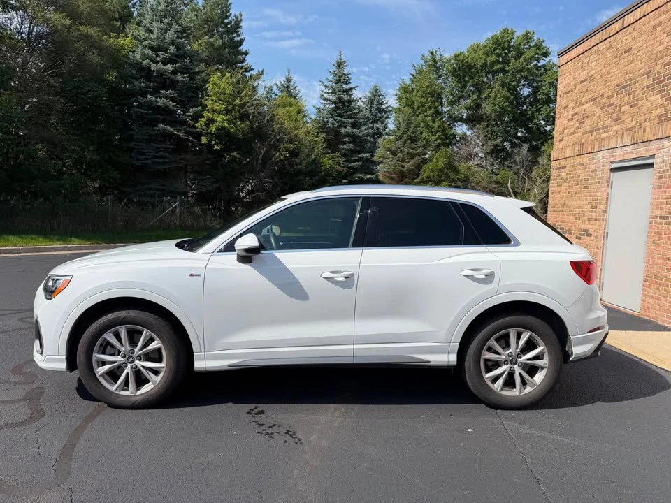 2022 Audi F3 Q3 - Image 2 of 15