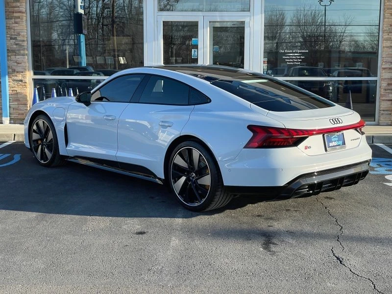2022 Audi e-tron GT - Image 9 of 12