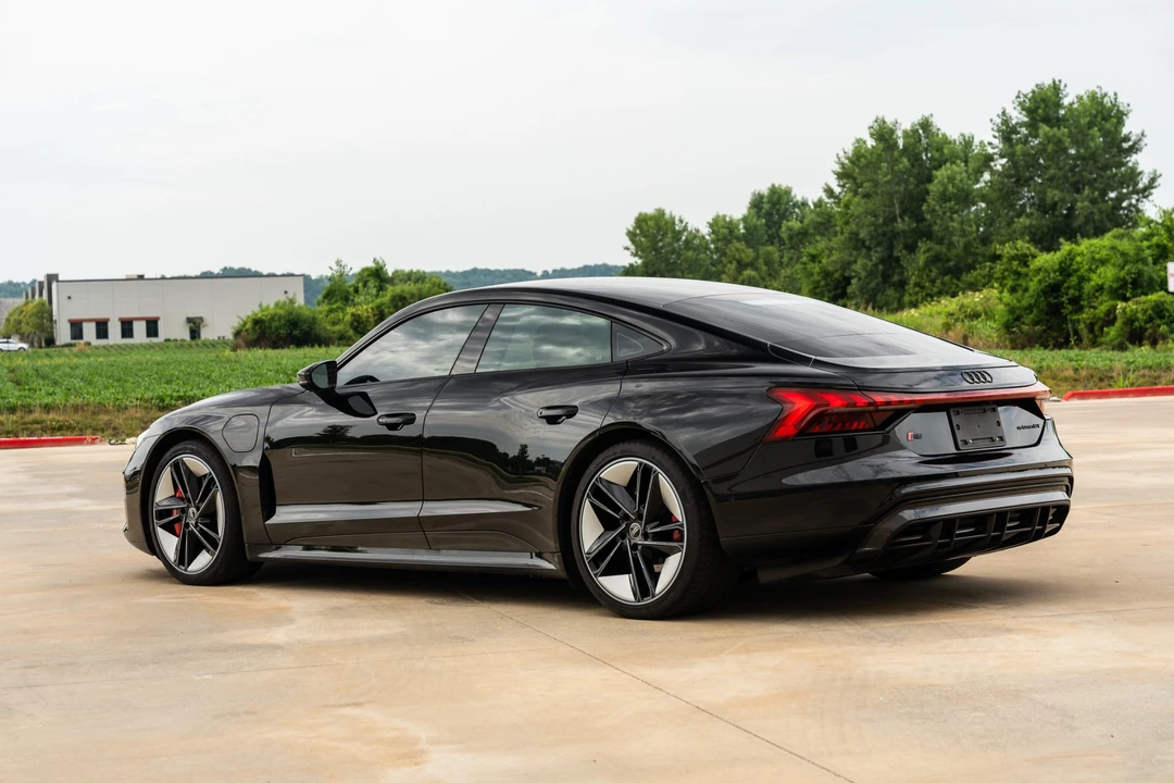2022 Audi e-tron GT - Image 19 of 31
