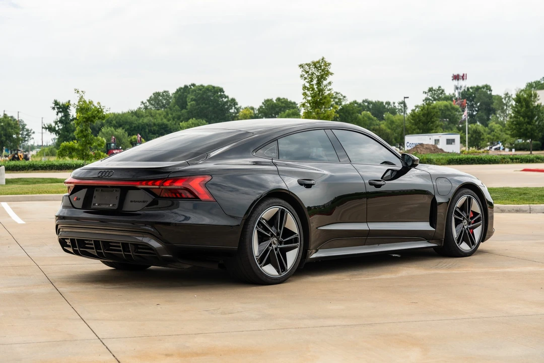2022 Audi e-tron GT - Image 10 of 31