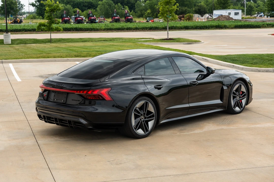 2022 Audi e-tron GT - Image 9 of 31