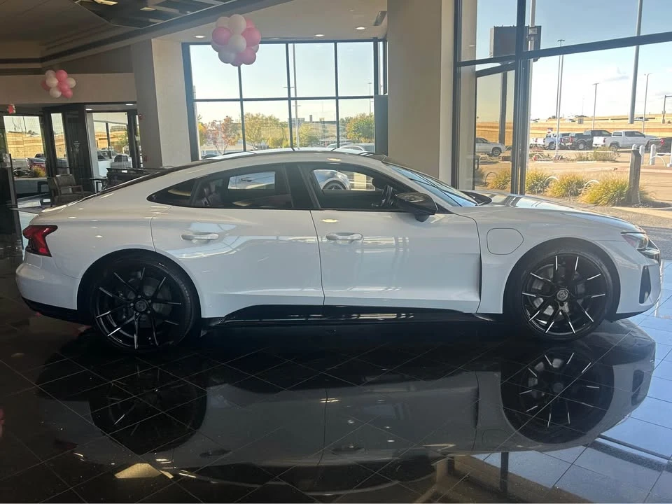 2022 Audi e-tron GT - Image 5 of 6