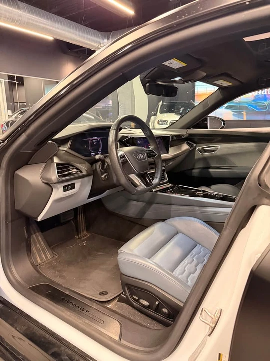2022 Audi e-tron GT - Image 10 of 18