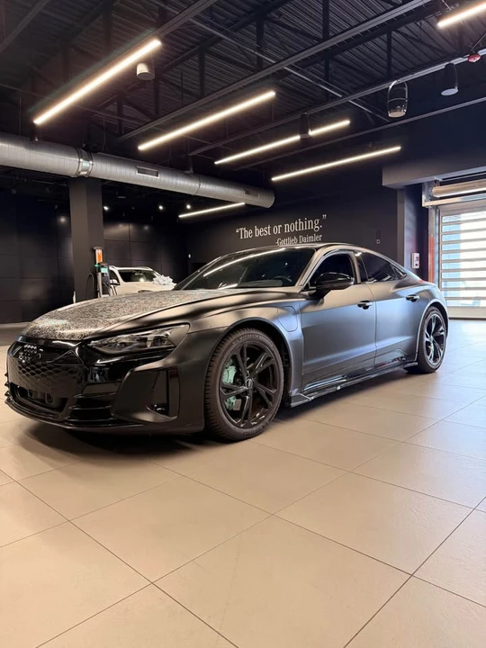 2022 Audi e-tron GT - Image 2 of 18