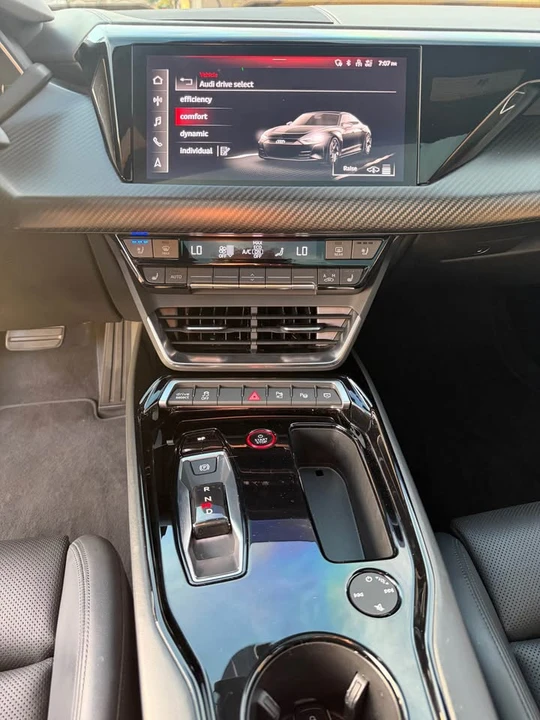 2022 Audi e-tron GT - Image 15 of 18