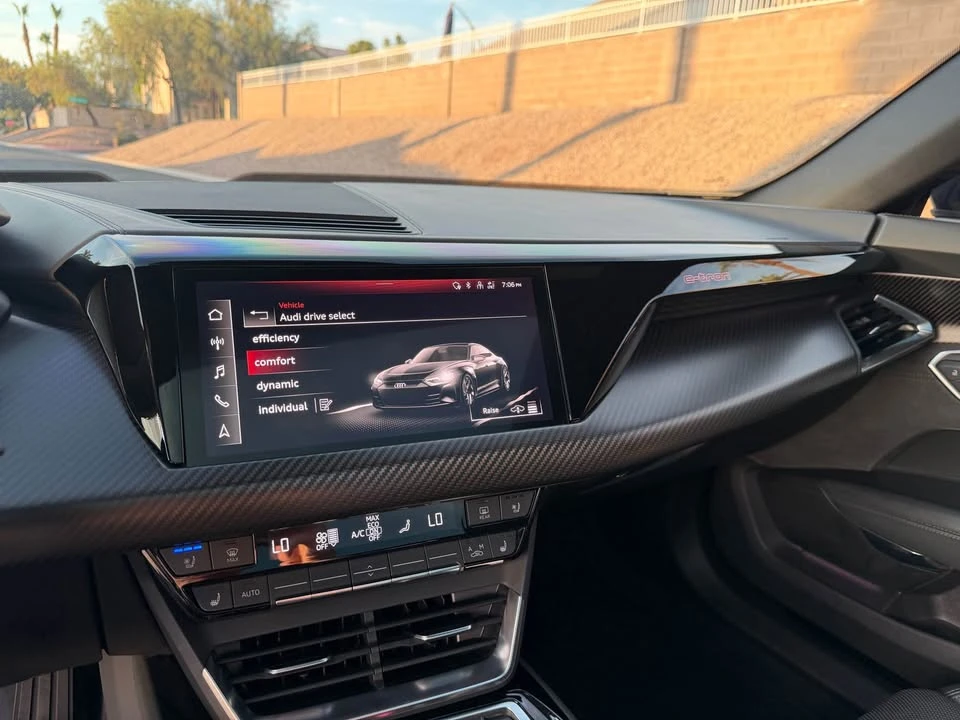 2022 Audi e-tron GT - Image 14 of 18