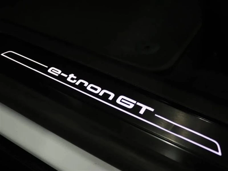 2022 Audi e-tron GT - Image 8 of 12