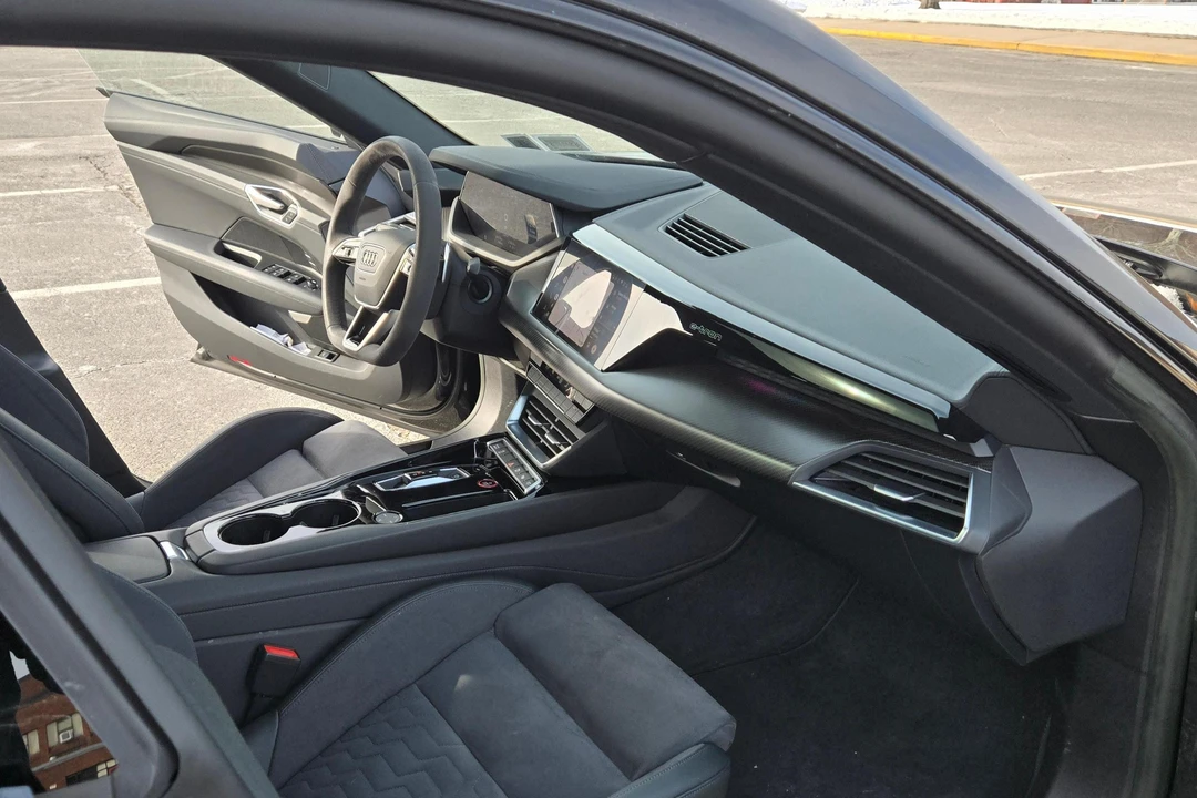 2022 Audi e-tron GT - Image 29 of 31