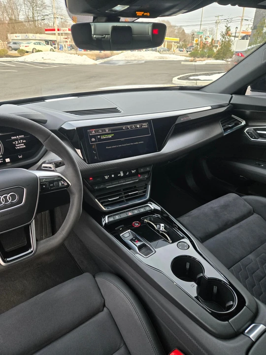 2022 Audi e-tron GT - Image 27 of 31