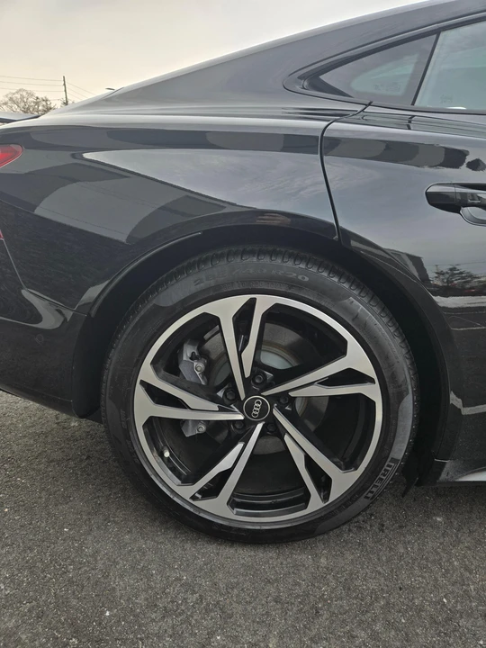 2022 Audi e-tron GT - Image 15 of 31