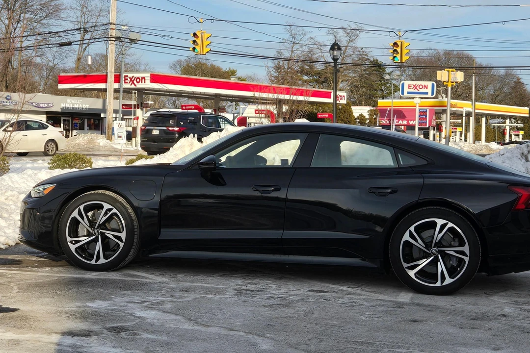 2022 Audi e-tron GT - Image 7 of 31