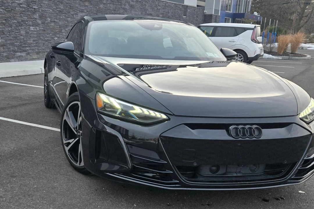 2022 Audi e-tron GT - Image 12 of 31