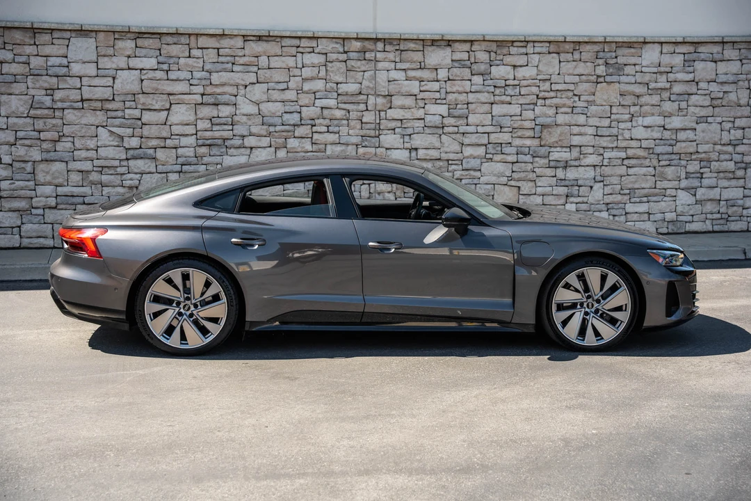 2022 Audi e-tron GT - Image 27 of 31