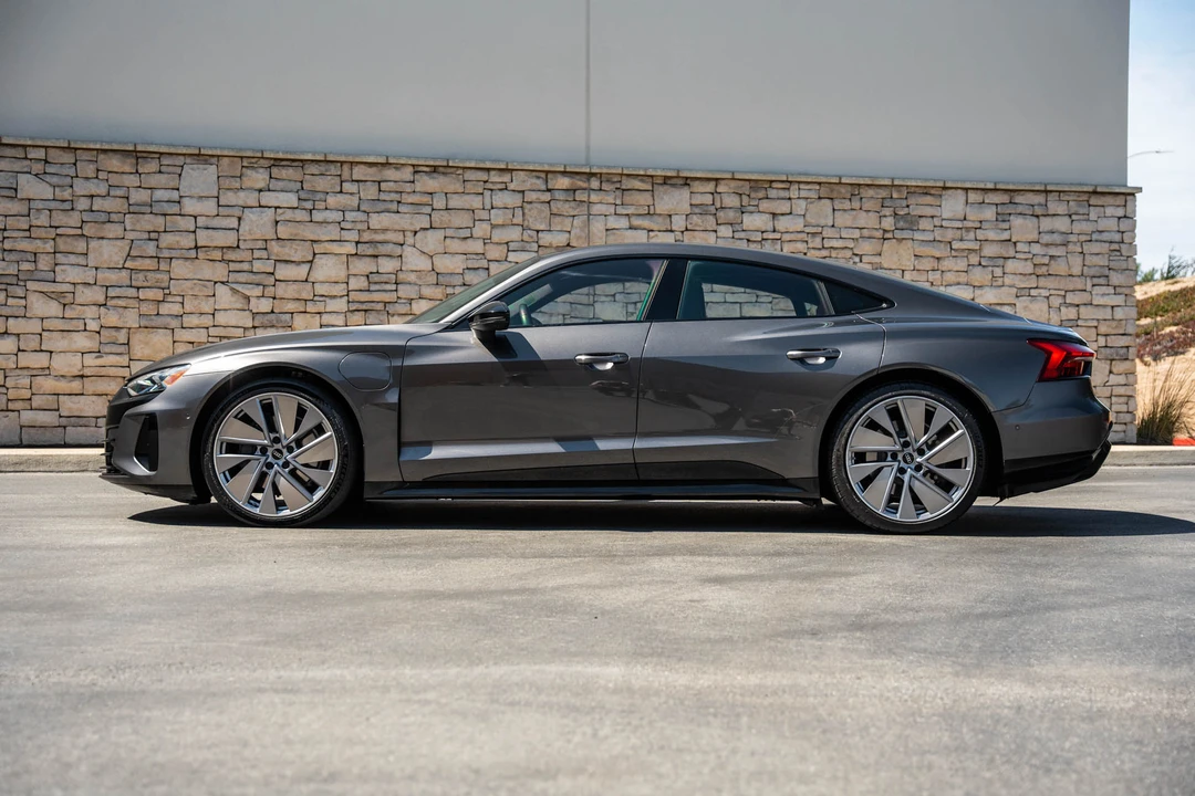 2022 Audi e-tron GT - Image 8 of 31