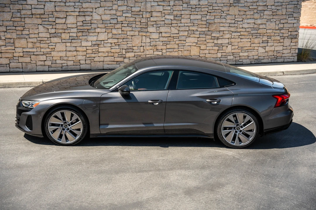 2022 Audi e-tron GT - Image 9 of 31