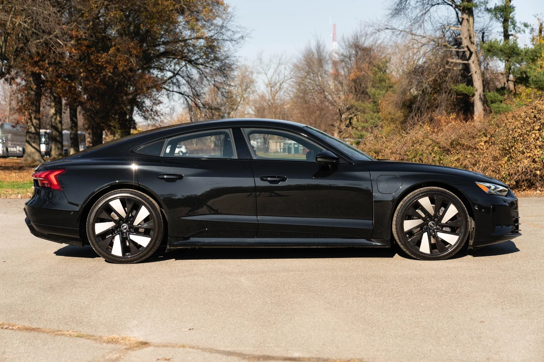 2022 Audi e-tron GT - Image 9 of 31