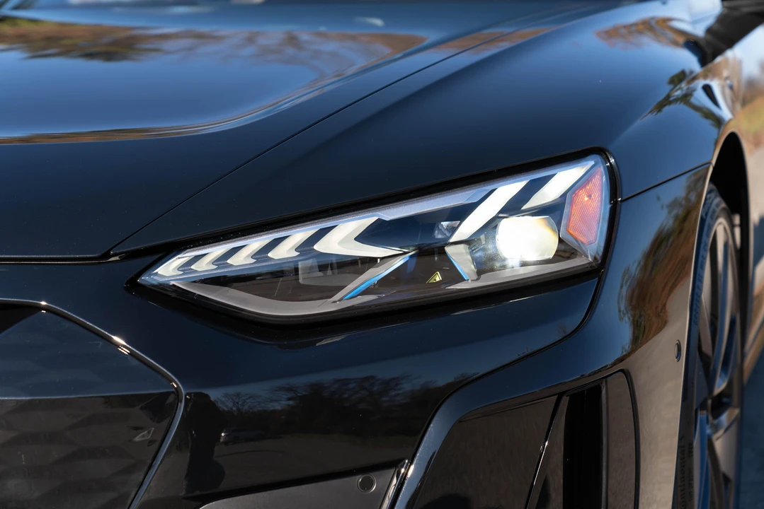 2022 Audi e-tron GT - Image 17 of 31