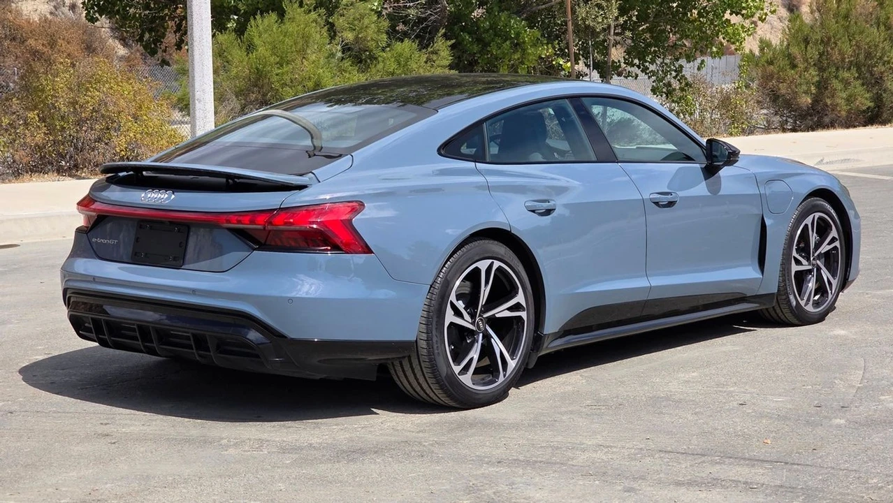 2022 Audi e-tron GT - Image 10 of 12