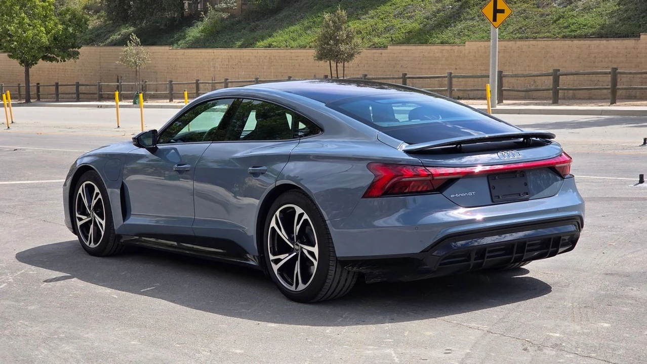 2022 Audi e-tron GT - Image 9 of 12