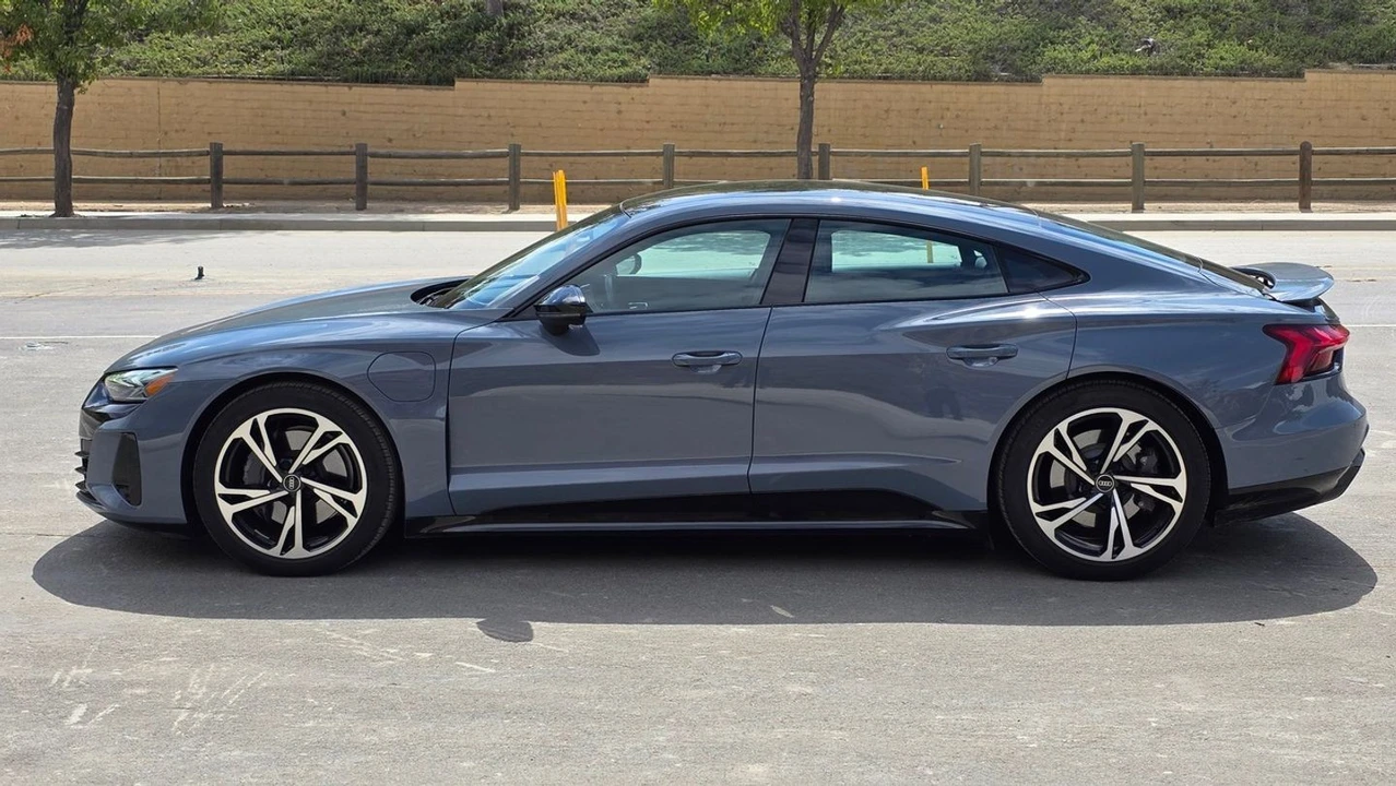 2022 Audi e-tron GT - Image 7 of 12