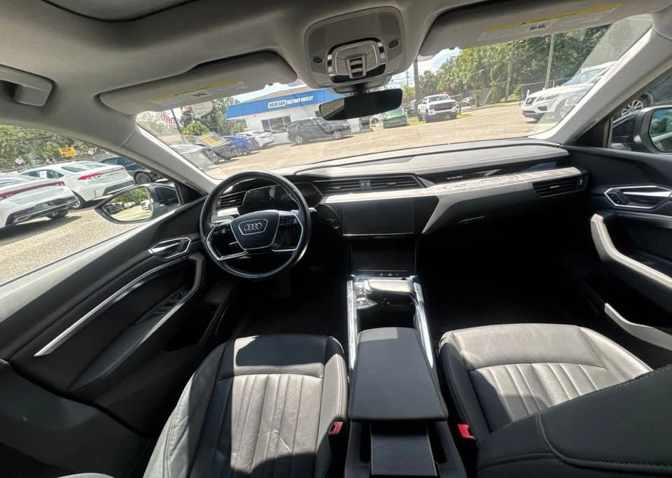 2022 Audi e-tron - Image 10 of 15
