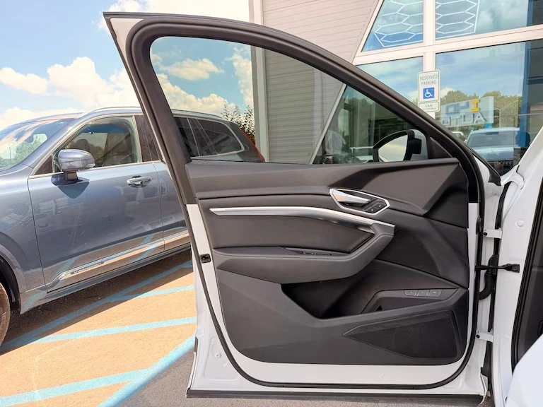 2022 Audi e-tron - Image 7 of 20