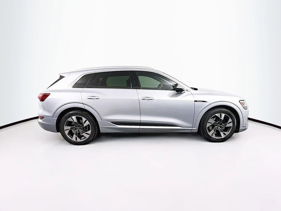 2022 Audi e-tron - Image 8 of 21