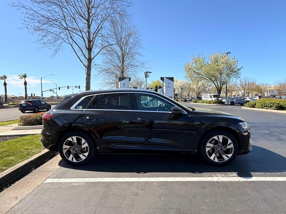 2022 Audi e-tron - Image 11 of 31