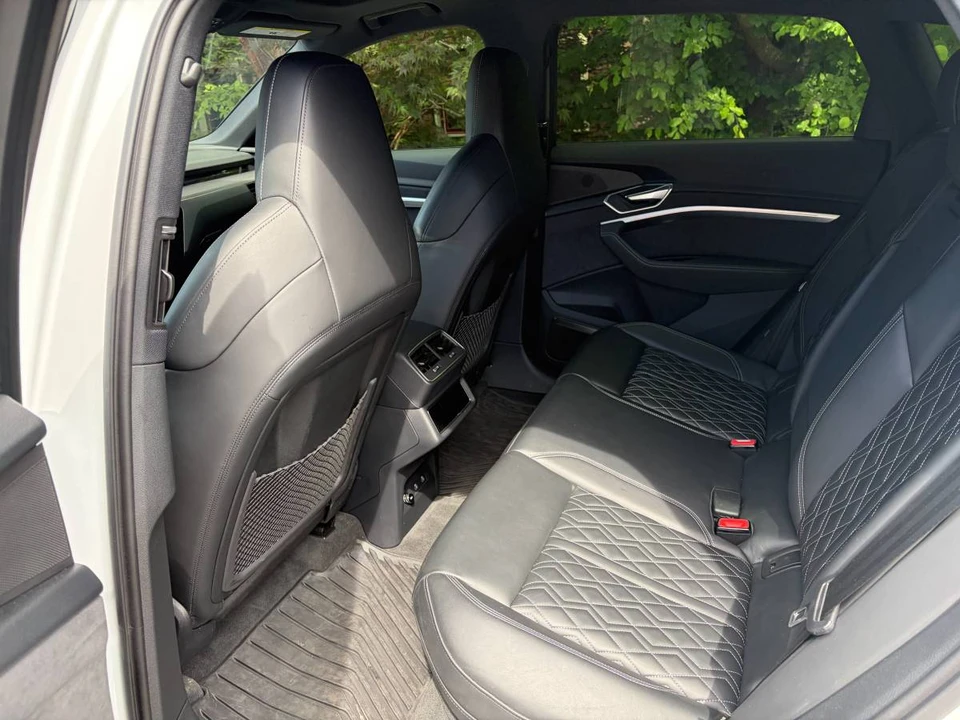 2022 Audi e-tron - Image 9 of 17